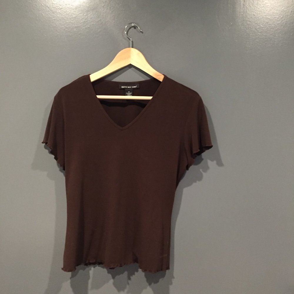 Briggs New York Top w/ ruffle-edge sleeve & hem M